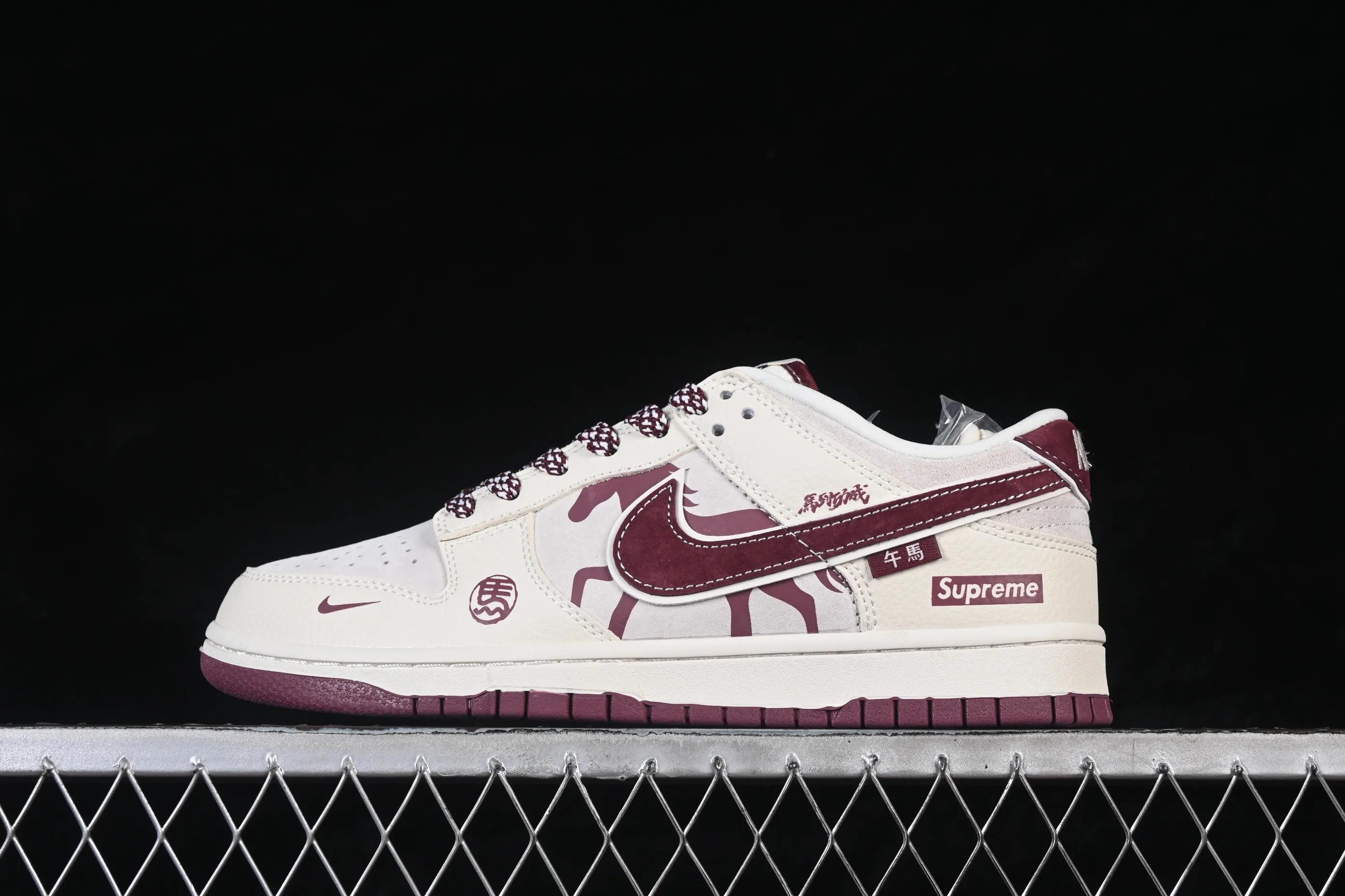 All categories Nk SB Dunk Series Nk SB Dunk Low High-end customized low-top sneakers Nike SB Dunk Low Beige and wine red contrast color High-end customized low-top casual sneakers DN3168-011